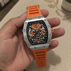 手に持ったDexel Chrono Orange
