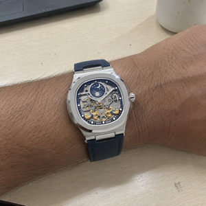 手首に着けたDexel Lunar Silver Blue