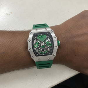 手首に着けたDexel Chrono Green